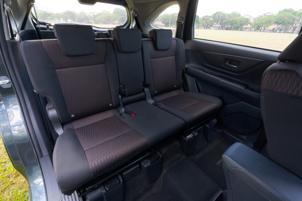 Toyota-Avanza 4